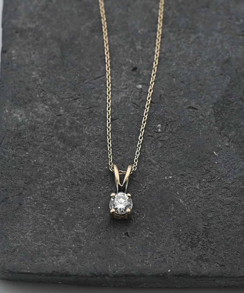 תליון סוליטר משובץ יהלום בחיתוך עגול, כולל שרשרת  - מק"ט 15804, זהב 14K