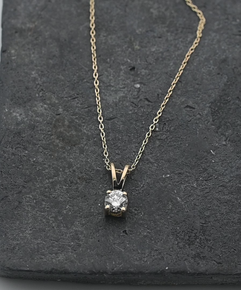 תליון סוליטר משובץ יהלום בחיתוך עגול, כולל שרשרת  - מק"ט 15807, זהב 14K