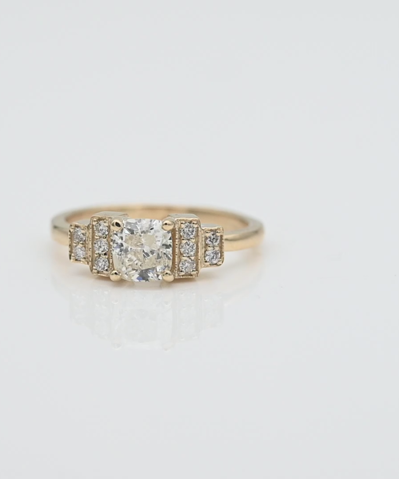 טבעת זהב משובצת יהלומים בחיתוך קושן ועגול, יהלום מרכזי במשקל 0.91 קראט I I1 - מק"ט 15811, זהב 14K