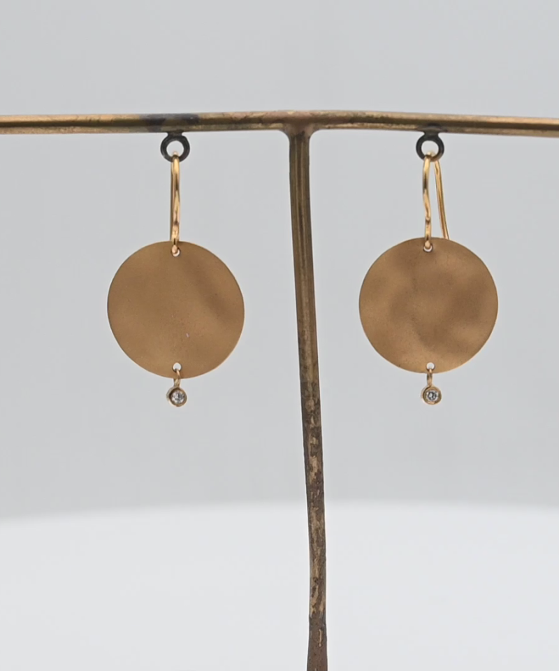 עגילי וינטג' תלויים, פלטת זהב בקוטר 17 מ"מ ויהלום תלוי - מק"ט 15822, זהב 14K