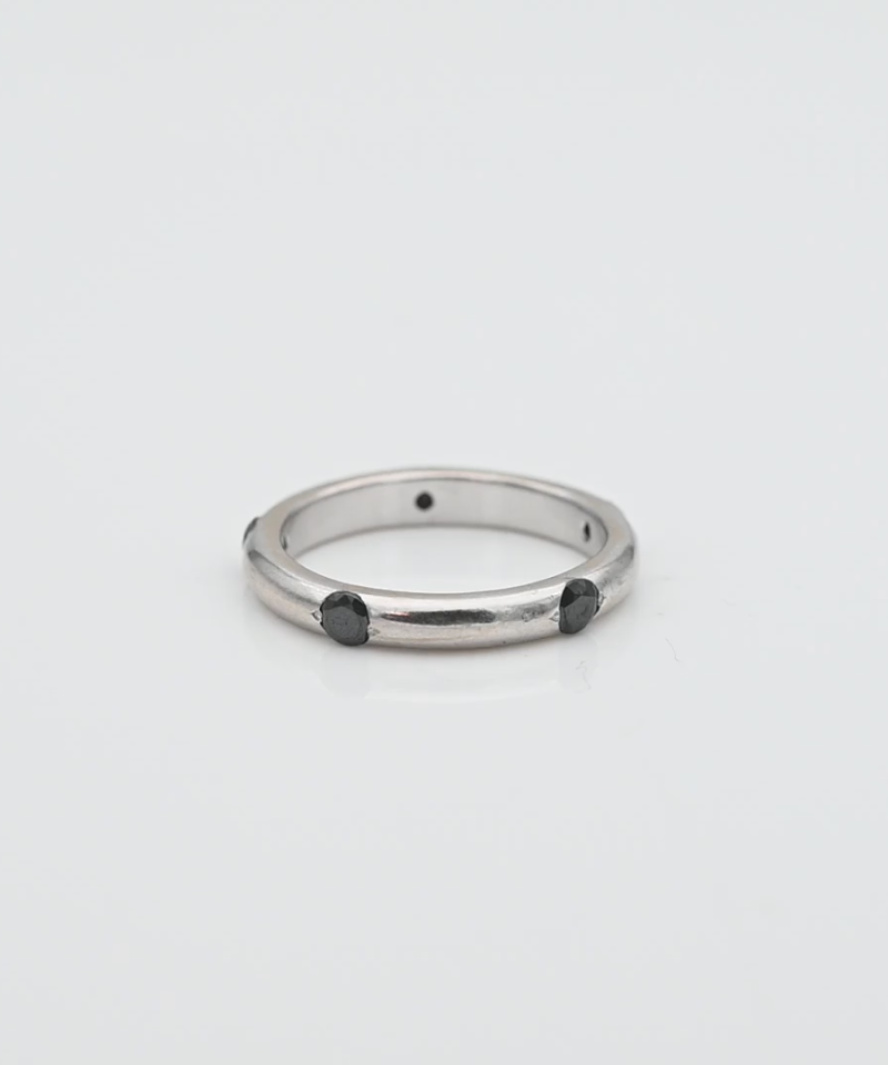 טבעת עדינה משובצת אבני ספינל שחור - מק"ט 15824, זהב 14K