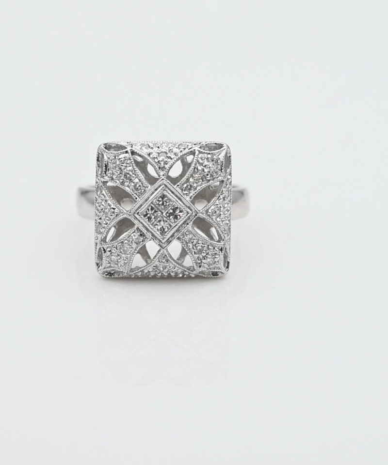 טבעת וינטג' מרובעת משובצת יהלומים בחיתוך פרינסס ועגול - מק"ט 15833, זהב 14K