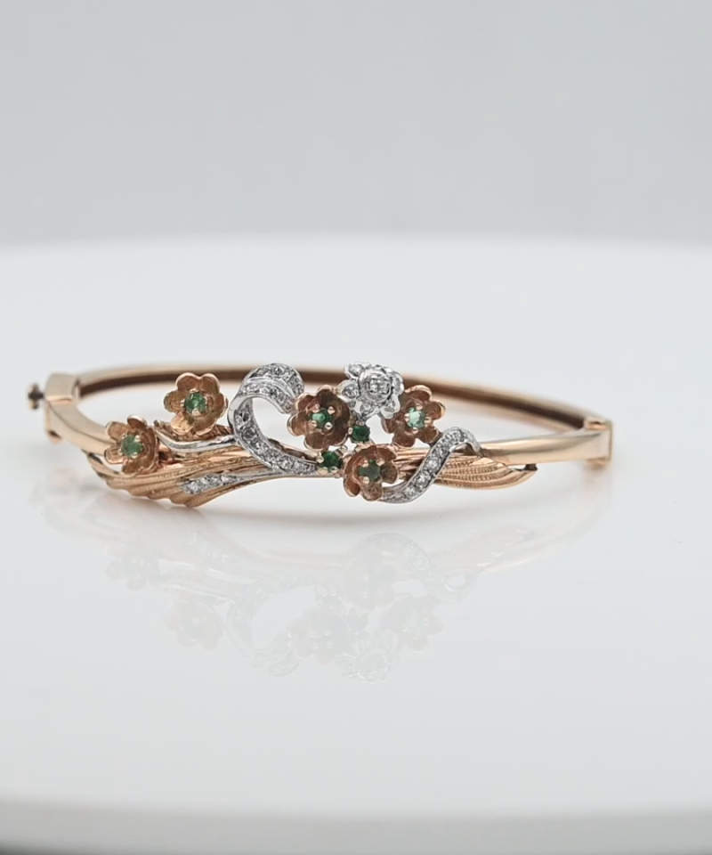 צמיד וינטג' קשיח נפתח בקוטר 5.75 ס"מ מעוטר פרחים משובצים אבני אמרלד ויהלומים  - מק"ט 15872, זהב 14K
