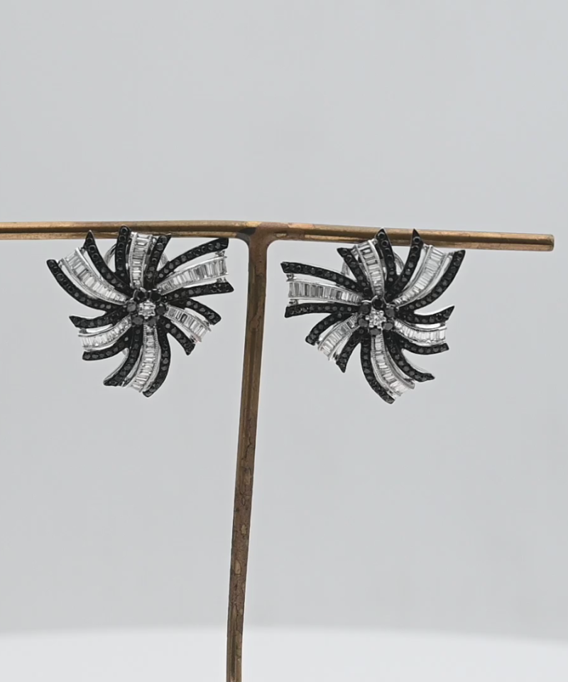 עגילי סרט בקוטר 2.5 ס"מ משובצים יהלומים שחורים ולבנים - מק"ט 15878, זהב 14K