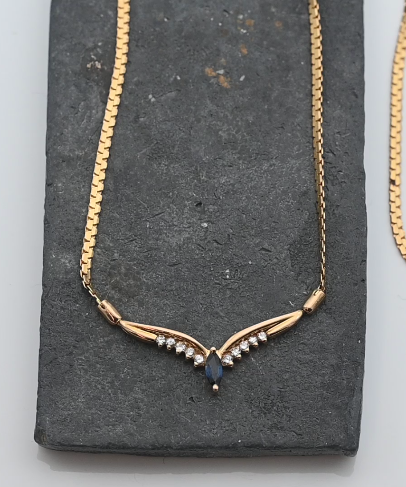 תליון וינטג' בצורת V משובץ ספיר ויהלומים, כולל שרשרת - מק"ט 15881, זהב 18K