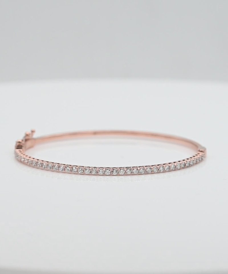 צמיד קשיח עם פתיחה בקוטר 6 ס"מ משובץ יהלומים  - מק"ט 15893, זהב 14K