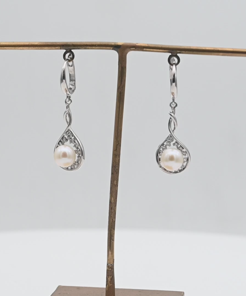 עגילים תלויים משובצים פנינה ויהלומים  - מק"ט 15894, זהב 14K