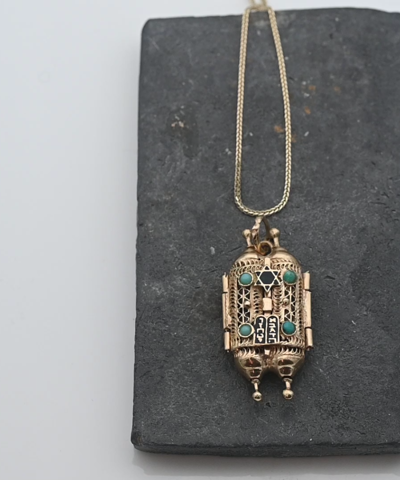 תליון לוקט בצורת ספר תורה, עבודת פיליגרן משובץ אבני טורקיז ואמייל - מק"ט 15897, זהב 14K