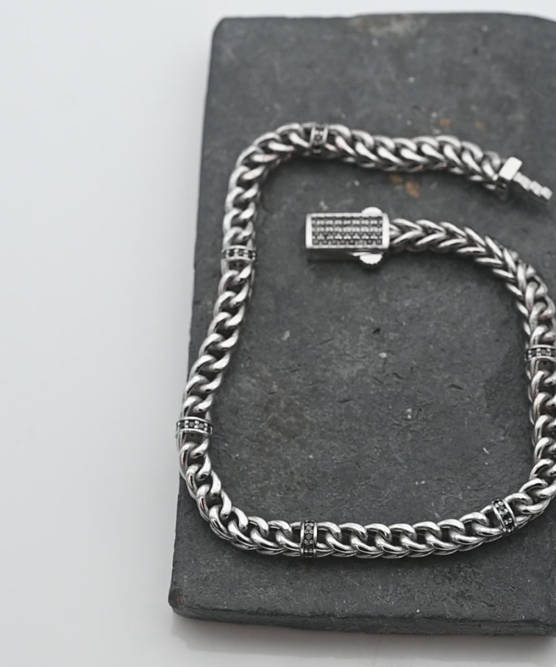 צמיד חוליות משתלבות ברוחב 4.25 מ"מ, משובץ יהלומים שחורים - מק"ט 15898, זהב 14K