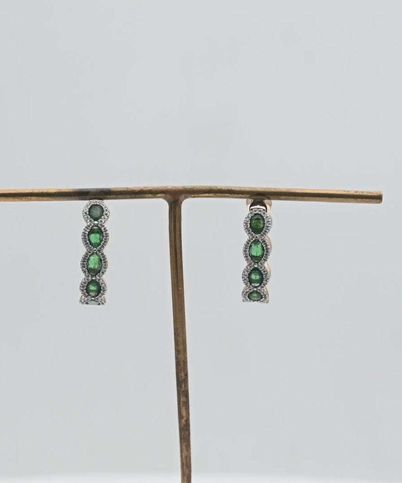 עגילי חישוק משובצים אבני אמרלד ויהלומים - מק"ט 15907, זהב 14K