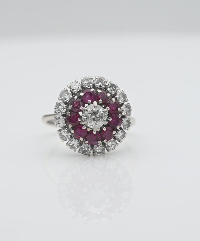 טבעת וינטג' פרח מדורג משובצת אבני ספיר ויהלומים, יהלום מרכזי בחיתוך OldCut במשקל 0.5 קארט - מק"ט 15945, זהב 18K