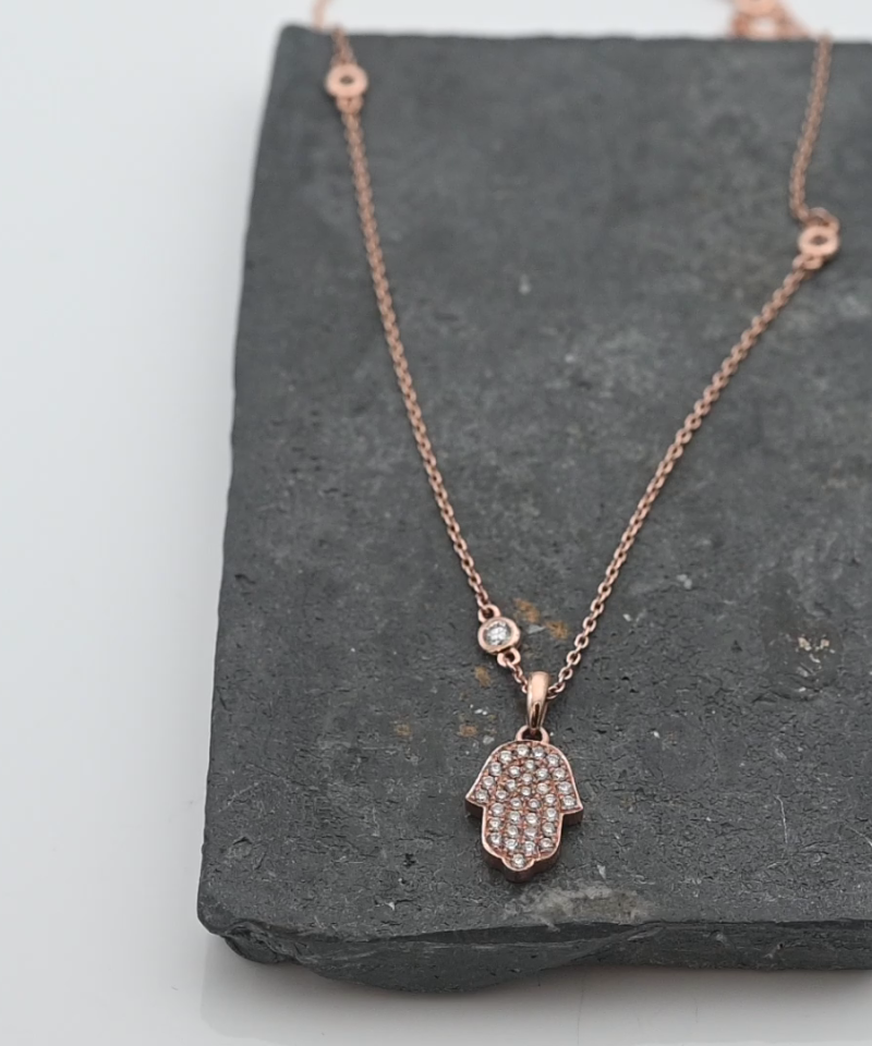 שרשרת משובצת יהלומים Diamonds by the yard עם תליון חמסה משובץ יהלומים - מק"ט 15962, זהב 14K