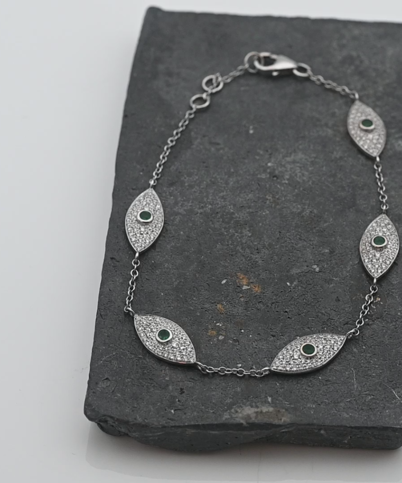 צמיד חמש עיניים עדין משובץ אבני אמרלד ויהלומים, באורך 17.5-19 ס"מ  - מק"ט 15969, זהב 18K