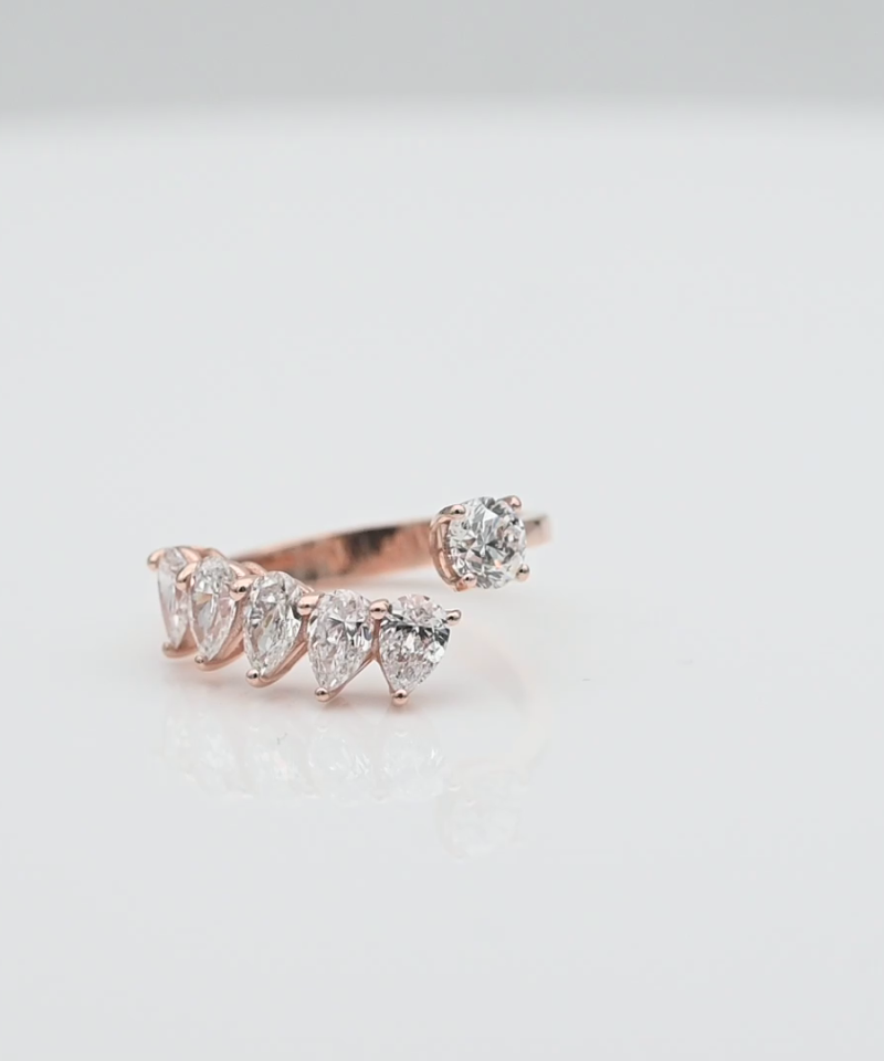 טבעת מודרנית משובצת יהלומים בחיתוך טיפה ועגול - מק"ט 15970, זהב 14K