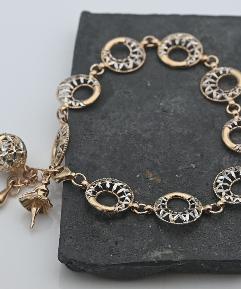 צמיד איטלקי עם מוטיבים עגולים בחיתוכי לייזר וצ'ארם רקדנית - מק"ט 15980, זהב 14K