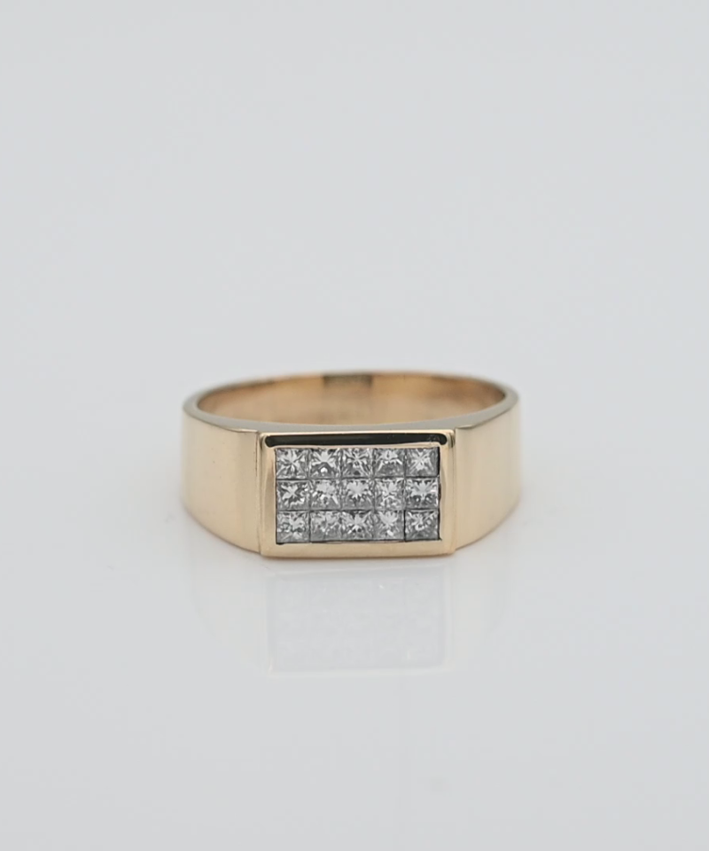 טבעת חותם משובצת יהלומים בחיתוך פרינסס, בשיבוץ Invisible - מק"ט 51962, זהב 14K