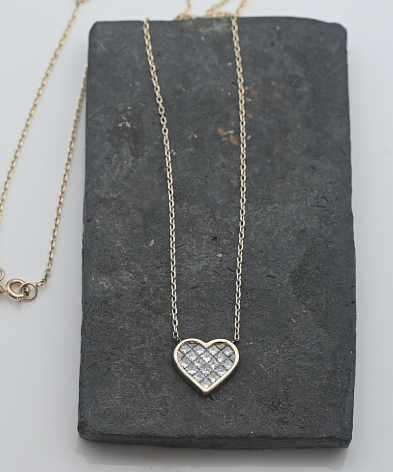 תליון לב משובץ יהלומים בחיתוך פרינסס, בשיבוץ Invisible, כולל שרשרת - מק"ט 51970, זהב 14K