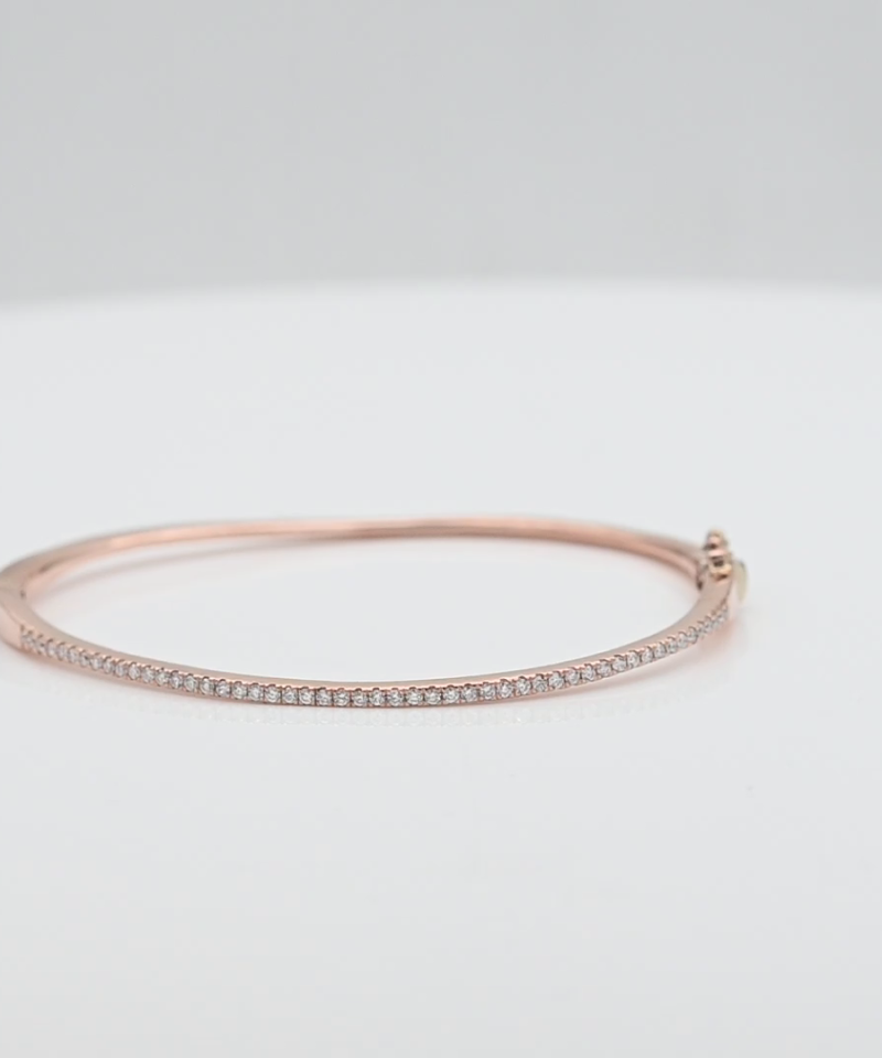 צמיד קשיח עם פתיחה משובץ יהלומים א-סימטרי בקוטר 6 ס"מ - מק"ט 52028, זהב 14K