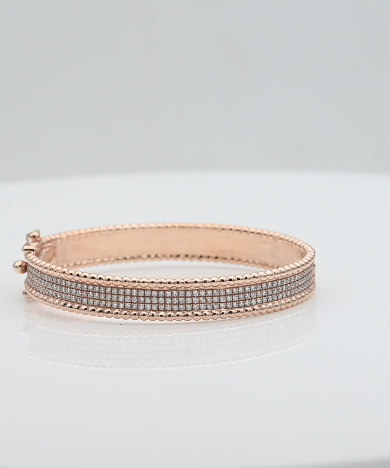 צמיד איטרנטי קשיח עם פתיחה משובץ שלוש שורות יהלומים בקוטר 5.75 ס"מ - מק"ט 52030, זהב 14K