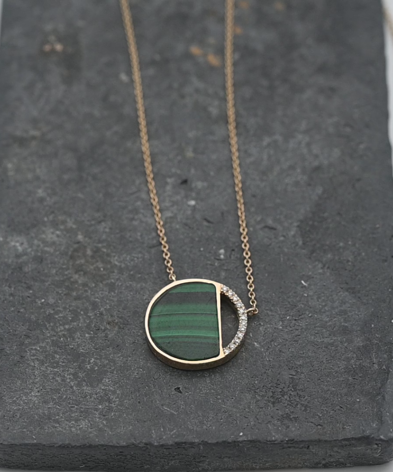 תילון עגול משובץ חצי מלכיט ירוק ויהלומים, כולל שרשרת - מק"ט 61342, זהב 14K