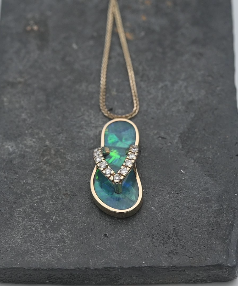 תליון בצורת כפכף משובץ אבני אופל ויהלומים, ללא שרשרת - מק"ט 61346, זהב 14K