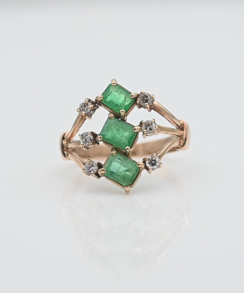 טבעת וינטאג', שלוש שורות, משובצת אבני אמרלד ויהלומים - מק"ט 61347, זהב 14K