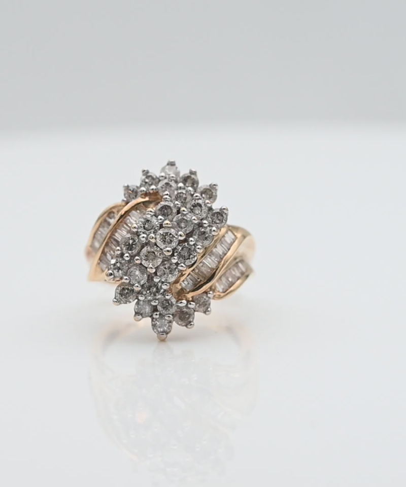 טבעת וינטג' משובצת יהלומים בחיתוך באגט ועגול - מק"ט 61361, זהב 10K