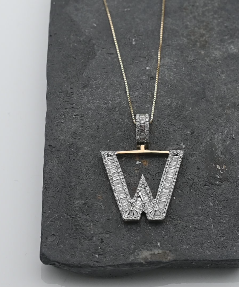 תליון בצורת האות W משובץ יהלומים בחיתוך באגט ועגול,כולל שרשרת - מק"ט 61362, זהב 10K