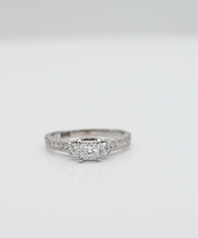 טבעת וינטג' משובצת יהלומים, יהלום מרכזי בחיתוך פרינסס 0.43 קארט H SI1  - מק"ט 61377, זהב 14K