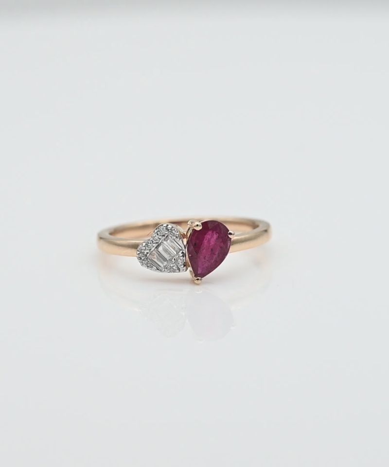 טבעת וינטג', משובצת רובי בחיתוך טיפה ויהלומים בחיתוך באגט ועגול בצורת לב  - מק"ט 61380, זהב 14K