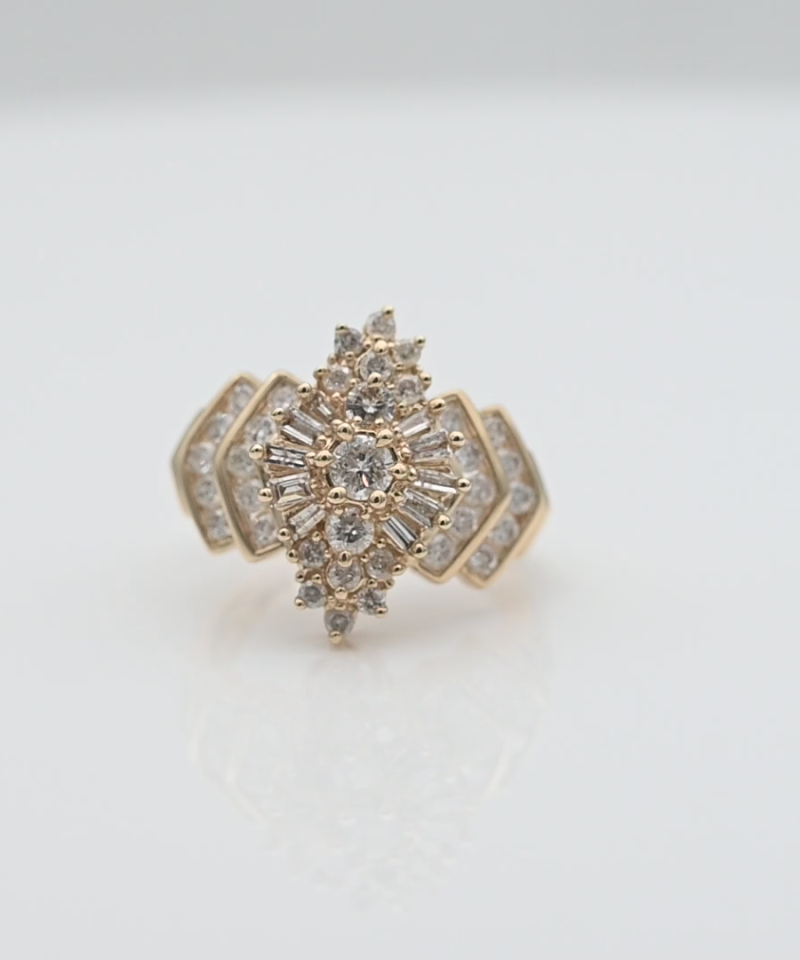 טבעת וינטג' משובצת יהלומים בחיתוך באגט ועגול - מק"ט 61383, זהב 14K