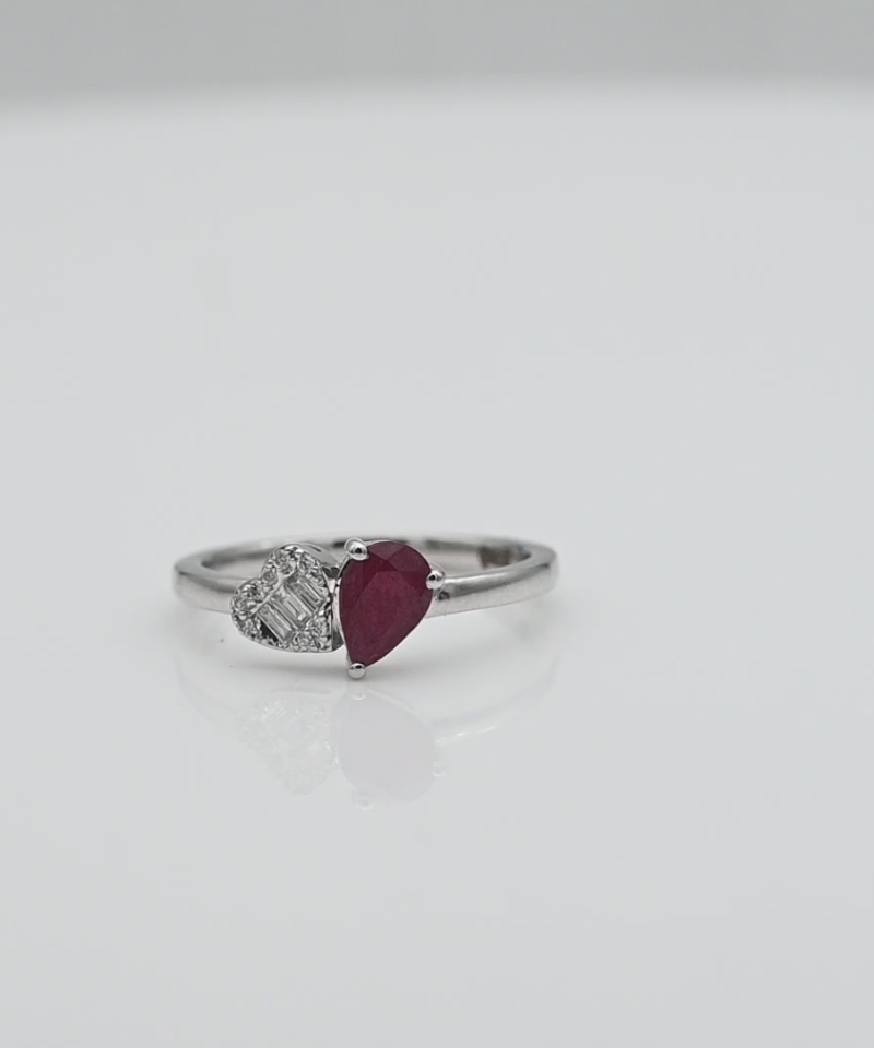 טבעת וינטג', משובצת רובי בחיתוך טיפה ויהלומים בחיתוך באגט ועגול בצורת לב  - מק"ט 61396, זהב 14K