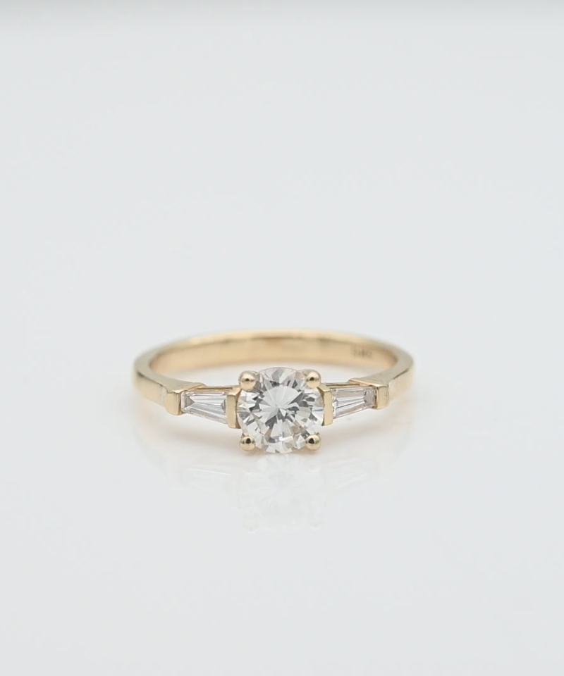 טבעת סליטר משובצת יהלומים בחיתוך באגט ועגול, יהלום מרכזי במשקל 0.78 קארט I SI2 GIA5221423038 - מק"ט 15845, זהב 14K