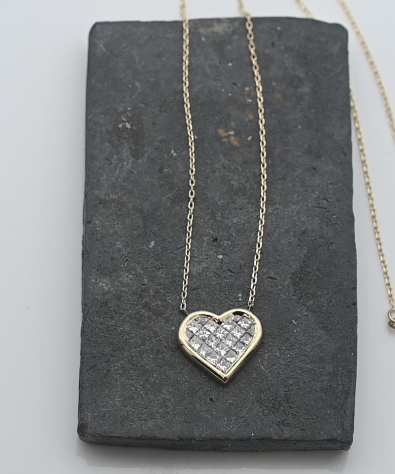 תליון לב משובץ יהלומים בחיתוך פרינסס, בשיבוץ Invisible, כולל שרשרת - מק"ט 51969, זהב 14K